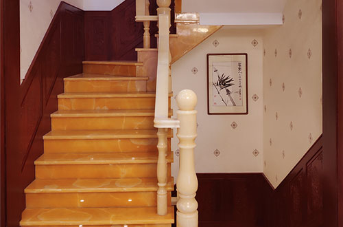 盐源中式别墅室内汉白玉石楼梯的定制安装装饰效果